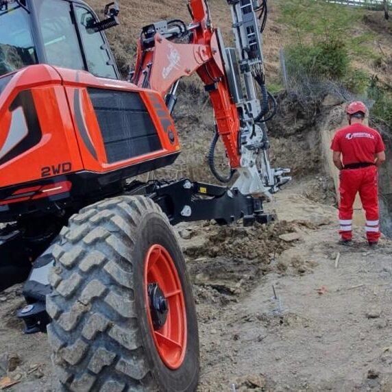 Ragno escavatore su rilevato austradale